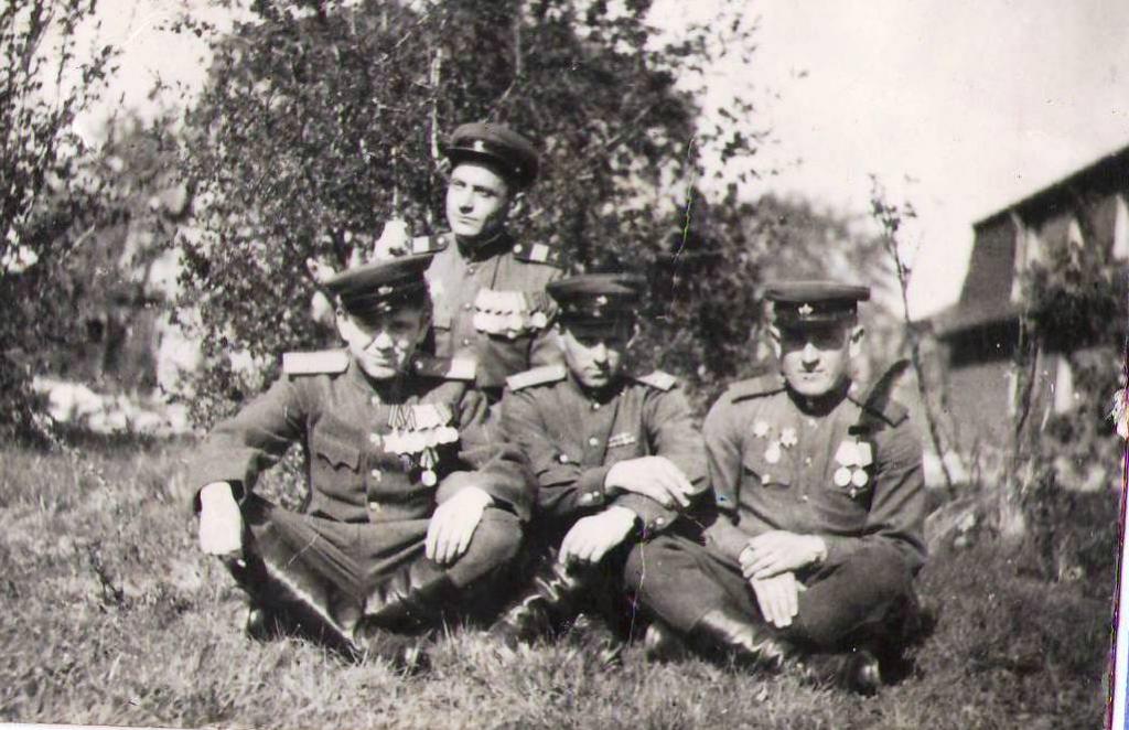 крайний слева кавалер ордена Славы Красюченко. 1945 г.JPG