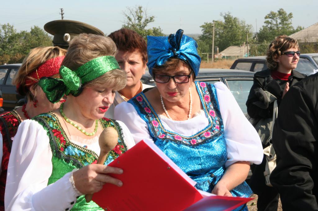 Участницы хора "Россиюшка" Елена Романовская (слева) и Наталья Петухова.