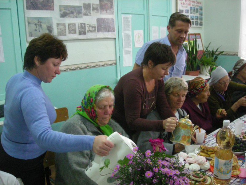 Сотрудники администрации организовали праздник для пожилых людей. 2010 год