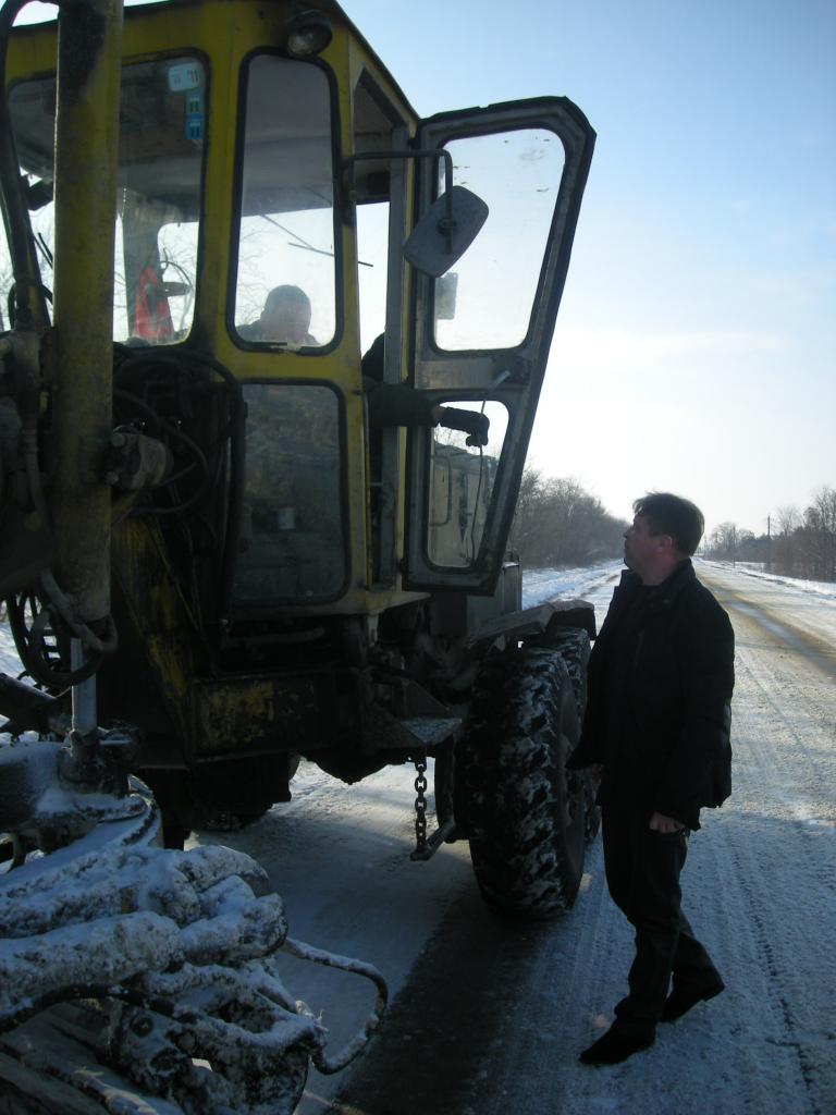 Техника работает на уборке снега с сельских дорог
