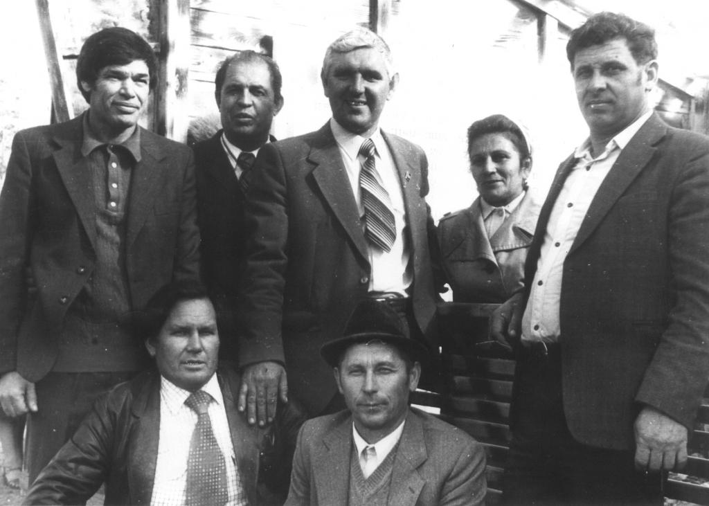 Работники совхоза "Плодовод" с директором В. Стрельцовым. Фото 1980-х годов