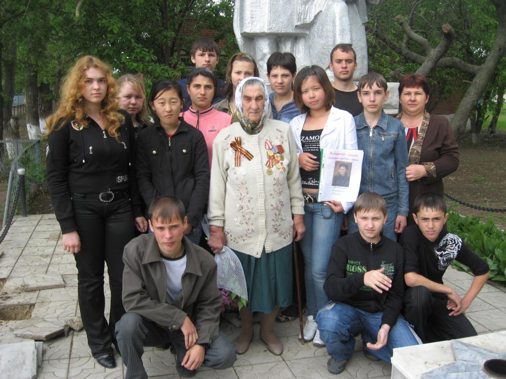 Ученики задонской школе на встрече с ветераном Калинниковой.